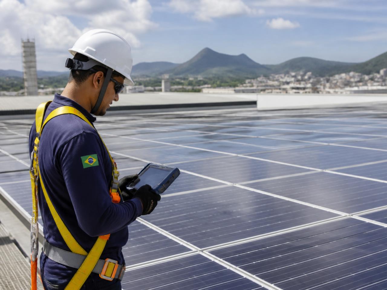 Técnico especializado realizando inspeção em sistema de painéis solares